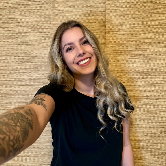 🌿🌊Meet your Posher, Kaycee - Picture 3 of 7